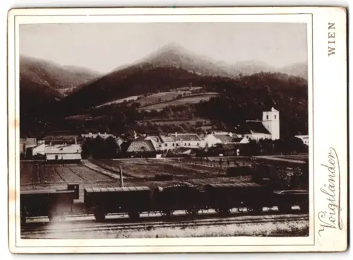 Fotografie Voigtländer, Wien, Ansicht St. Veit a. d. Gölsen. Blick nach dem Ort mit Eisenbahwaggons