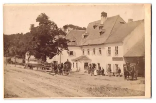 Fotografie unbekannter Fotograf, Ansicht Mödling-Hinterbrühl, Strassenpartie am Gasthaus mit Pferdekarren