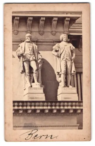 Fotografie M. Vollenweider, Berne, Ansicht Bern, Figurengruppe Th. Frikart und N. E. Steiger