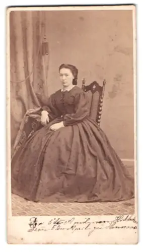 Fotografie W. Ernst, Hannover, Portrait Frau Antonie Backhausen im weiten Kleid