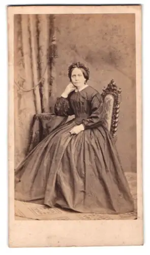 Fotografie W. Ernst, Hannover, Portrait Dame im dunklen Biedermeierkleid