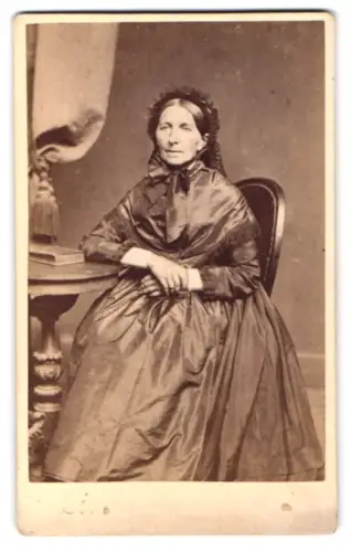 Fotografie W. A. Degele, Hannover, Portrait ältere Dame im glänzenden Kleid mit Haube