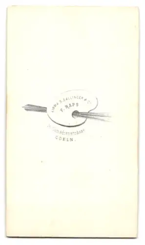 Fotografie F. Raps, Köln, junge Dame im weiten Reifrockkleid sitzend im Atelier