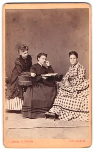 Fotografie Gebr. Matter, Mannheim, drei junge Damen in Biedermeierkleidern, eine mit Korkenzieherlocken