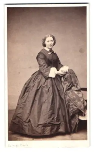 Fotografie Franck, Paris, Place de la Bourse 15, elegante Dame in voluminösem Kleid