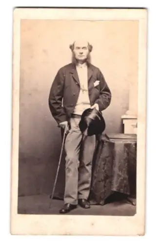 Fotografie Fotograf unbekannt, Manchester, St. Ann`s Square 22, Eleganter Herr mit Zylinder