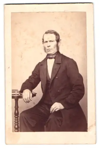 Fotografie Richard Könitz jun., Torgau, Würdevoller Herr im Anzug