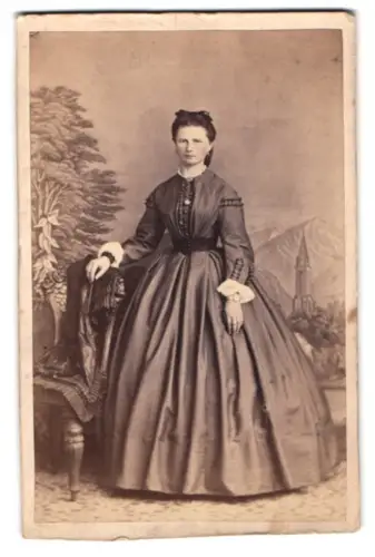 Fotografie unbekannter Fotograf und Ort, Elegante Dame in historischem Kleid