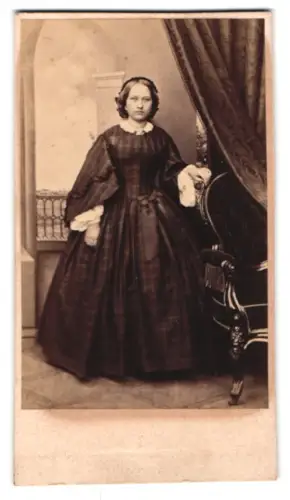 Fotografie Günter, Hannover, Marienstrasse 9, Dame im eleganten Kleid