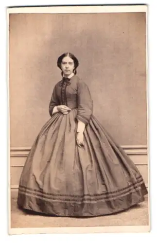 Fotografie unbekannter Fotograf und Ort, Elegante Dame im viktorianischen Kleid