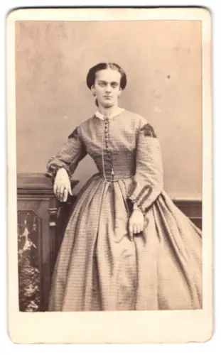 Fotografie Hans Stix, Giessen, Frau in elegantem Kleid