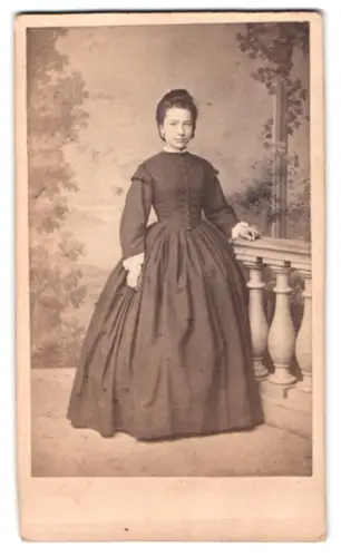 Fotografie unbekannter Fotograf und Ort, Frau im eleganten Kleid auf Balkon Studiokulisse