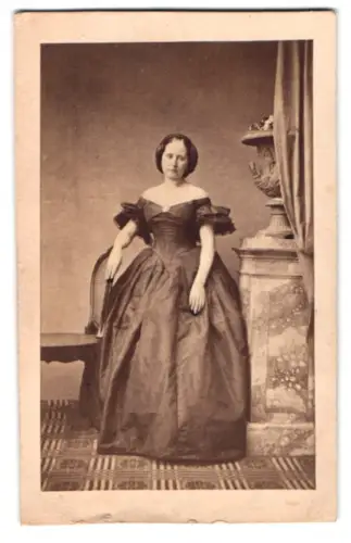 Fotografie unbekannter Fotograf und Ort, Elegante Dame im prächtigen schultefreien Kleid