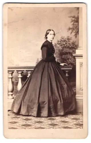 Fotografie Eduard Schultze, Heidelberg, Plöckstrasse 79, Frl. Emilie Schlupp im langen Kleid