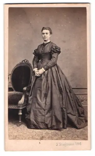 Fotografie G. Stegmann, Wien, Leopoldstadt rothen Sterngasse 29, Frau Pauline Richtner in elegantem Kleid