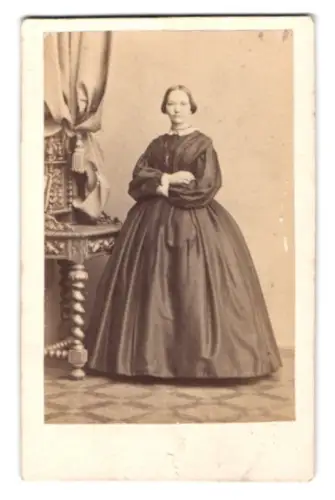 Fotografie H. Hirsch, Berlin, Lottum-Str. Ecke der Christinen-Str., Porträt einer Dame