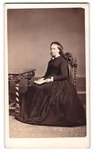 Fotografie Heer-Tschudi, Lausanne, Rue St. Francois 20, Dame Bertha mit Buch am Tisch, 1864