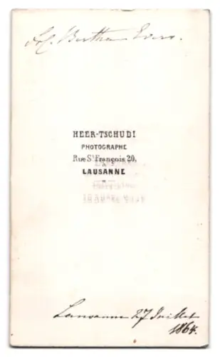 Fotografie Heer-Tschudi, Lausanne, Rue St. Francois 20, Dame Bertha mit Buch am Tisch, 1864