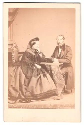 Fotografie H. Holz, München, Wurzerstrasse 10, Ehepaar bei Tisch