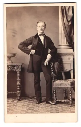 Fotografie Gustav Schultze, Naumburg a. S., Lindenstr. 677, eleganter Herr im Anzug