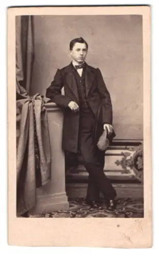 Fotografie W. Thomas, Darmstadt, eleganter junger Mann in zeittypischer Kleidung