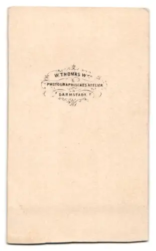 Fotografie W. Thomas, Darmstadt, eleganter junger Mann in zeittypischer Kleidung