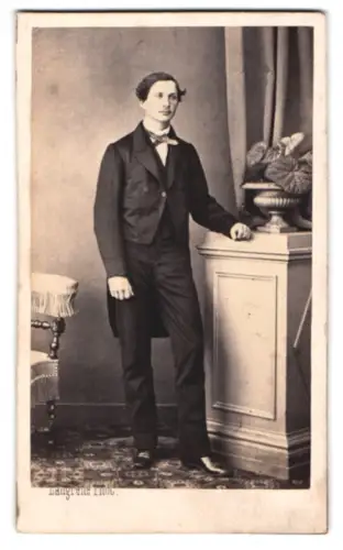 Fotografie Langrené, Strassburg, Rue de la Petite-Boucherie 29, eleganter Herr in Anzug