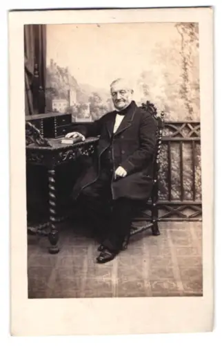 Fotografie C. Eulenstein, Leipzig, Herr in eleganter Pose an Schreibtisch