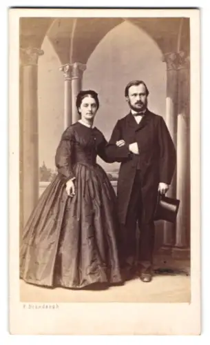 Fotografie F. Brandseph, Stuttgart, Elegantes Paar unter Arkaden