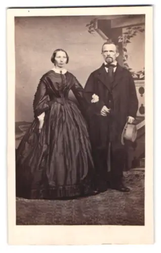 Fotografie unbekannter Fotograf und Ort, Elegantes Paar in modischer Kleidung