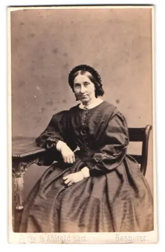 Fotografie Focke & Ahlfeld, Hannover, Dame in adretter Kleidung