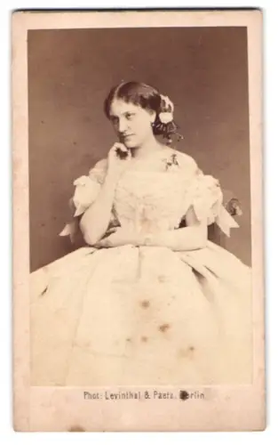 Fotografie Levinthal & Paetz, Berlin, Jerusalemer Strasse 28, Dame im eleganten Kleid