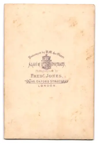 Fotografie Fred Jones, London, Oxford Street 146, Stehende Dame im viktorianischen Kleid mit Fenster