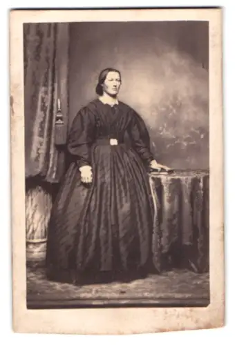 Fotografie Alex Duncan, Blairgowrie, Frau im langen Kleid an Tisch stehend