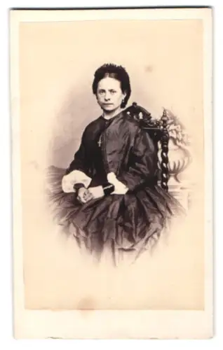Fotografie unbekannter Fotograf und Ort, Frau im viktorianischen Kleid
