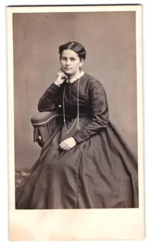 Fotografie Barthélemy, Nancy, Rue des 4 Églises 6, Frau in elegantem Kleid