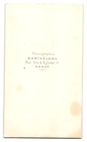 Fotografie Barthélemy, Nancy, Rue des 4 Églises 6, Frau in elegantem Kleid