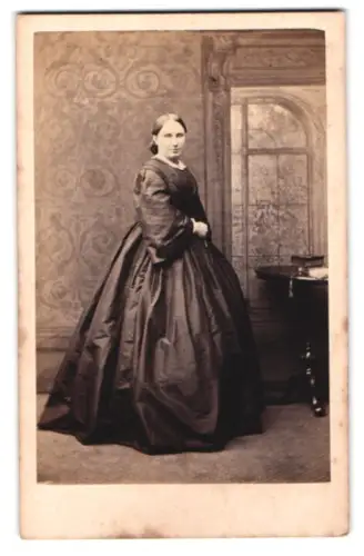 Fotografie James Mudd, Manchester, St. Ann`s Square 10, elegante Dame im viktorianischen Kleid