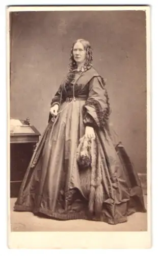 Fotografie Humphreys & Whaite, Cheltenham, Royal Old Wells, Dame mit Pelzstola und Monokel