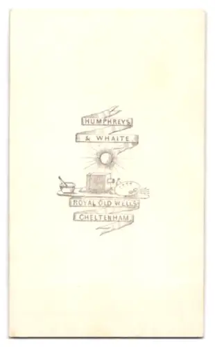 Fotografie Humphreys & Whaite, Cheltenham, Royal Old Wells, Dame mit Pelzstola und Monokel