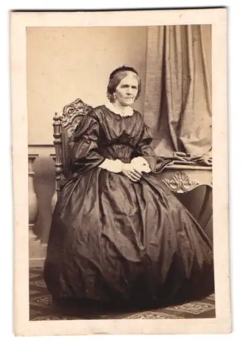 Fotografie unbekannter Fotograf und Ort, Ältere Frau auf einem Stuhl sitzend