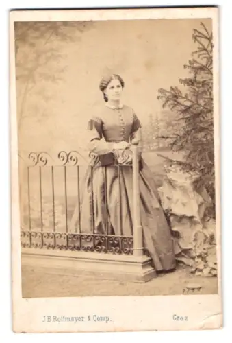 Fotografie J.B. Rottmayer & Comp., Graz, Haynau-Gasse 197, Dame an schmiedeeisernem Zaun