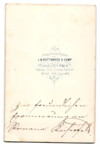 Fotografie J.B. Rottmayer & Comp., Graz, Haynau-Gasse 197, Dame an schmiedeeisernem Zaun