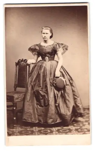 Fotografie unbekannter Fotograf und Ort, Junge Frau mit elegantem Kleid