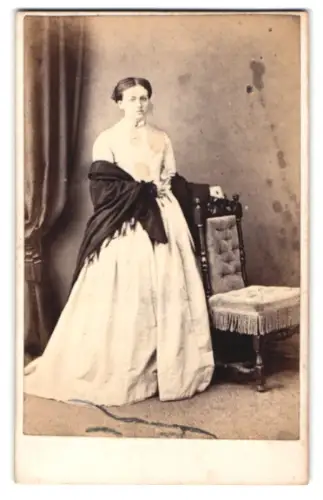 Fotografie James Sherwood, Bedale, Dame mit elegantem Kleid