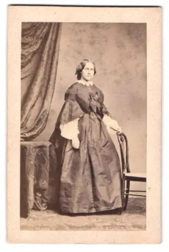 Fotografie H. Holz, München, Wurzerstrasse 18, Stehende Dame neben einem Stuhl