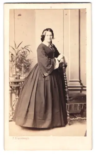 Fotografie F. Brandseph, Stuttgart, Frau L. Grib in elegantem Kleid