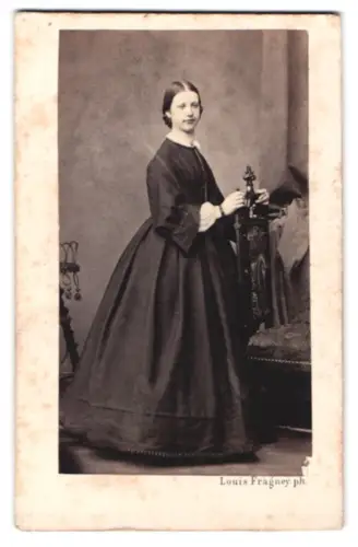 Fotografie Louis Fragney, Graz, Mur-Quai 444, elegante Dame im viktorianischen Gewand