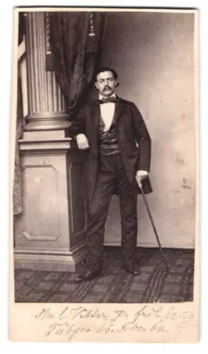 Fotografie unbekannter Fotograf und Ort, eleganter Herr mit Spazierstock, 1862