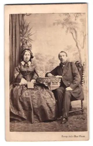 Fotografie Max Pflaum, Berlin, Leipziger Strasse 44, Paar-Portrait an Tisch